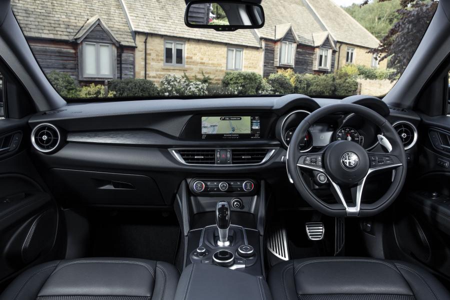 Торпедо Alfa Romeo Stelvio Nero Edizione (949) 2018 года  (UK) (фото 15 из 17)